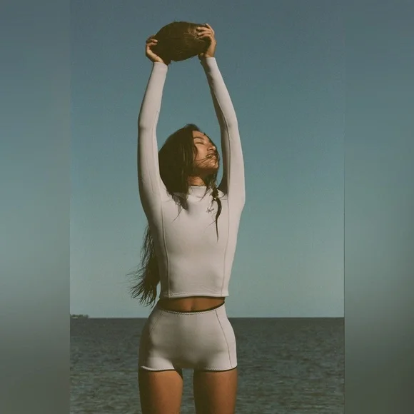 ISO Abysse Pam cropped rash guard in Lilac - Picture 2 of 3